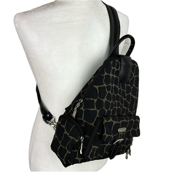 Baggallini Metro Black & Tan Giraffe Print Convertible Backpack Daypack Bag - Picture 2 of 12